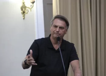 Candidatos aproveitam estadia de ex-presidente para vincular suas imagens ao bolsonarismo em Maceió