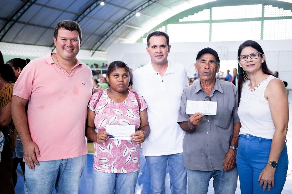 Prefeitura de Carneiros entrega boletos do Garantia Safra para agricultores locais