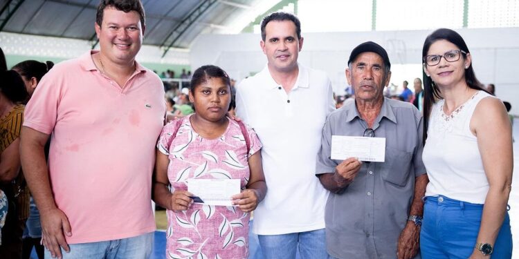 Prefeitura de Carneiros entrega boletos do Garantia Safra para agricultores locais