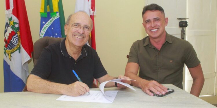 Servidores da Educação da Prefeitura de Penedo recebem 40% de aumento salarial em 3 anos da gestão Ronaldo Lopes