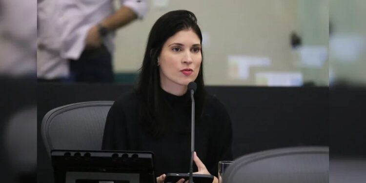 Carla Dantas assume cadeira na ALE e diz que lutará em prol da mulher