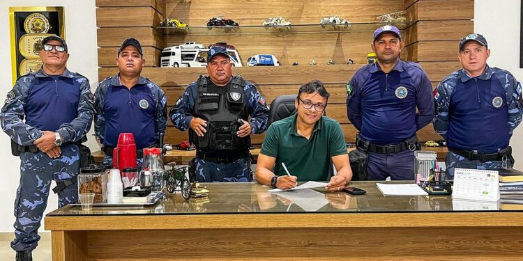 Prefeito de Passo de Camaragibe assina reajuste salarial para a Guarda Municipal
