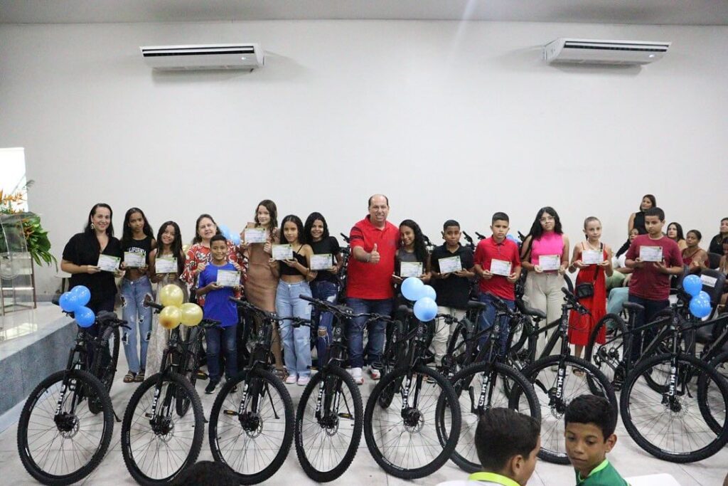 Prefeitura de Teotônio Vilela premia alunos e professores Destaques de Aprendizagem