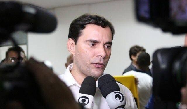 Prometido discurso explosivo de Kelmann Vieira sobre a Seprev vira “beijo para filha” em plenário