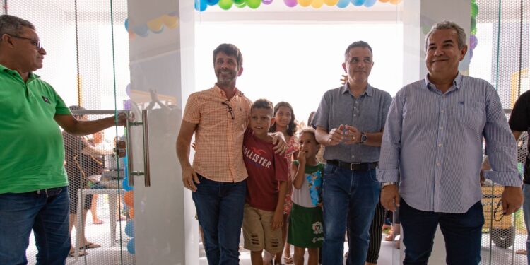 Com Júnior Menezes, Kil inaugura creche em conjunto habitacional que construiu também durante seus governos