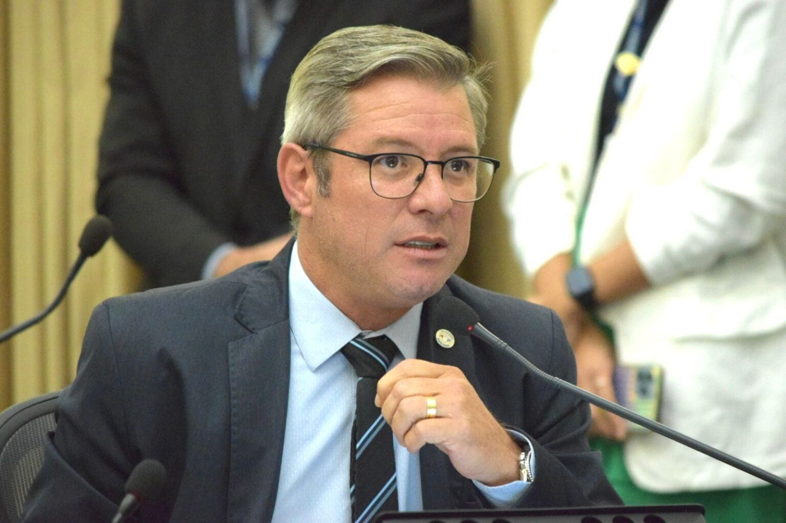 Cabo Bebeto crítica falta de segurança nas unidades de Saúde estaduais e taxas exigidas pelo Detran