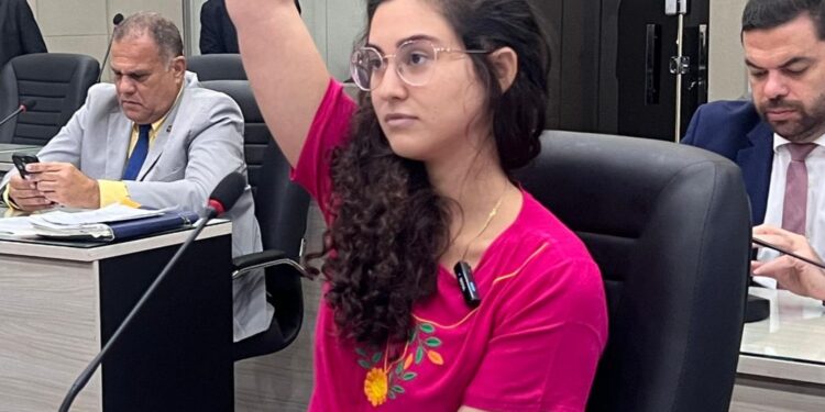 Teca Nelma votou contra novo empréstimo de 400 milhões da Prefeitura de Maceió: “A atual gestão já se endividou em mais de 1 bilhão de reais”.