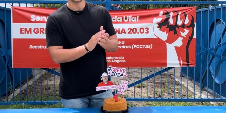Caio Bebeto celebra com bolo ‘mêsversário’ de greve da Ufal