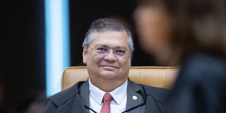 “A língua é viva”: Dino suspende lei que proíbe linguagem neutra nas escolas