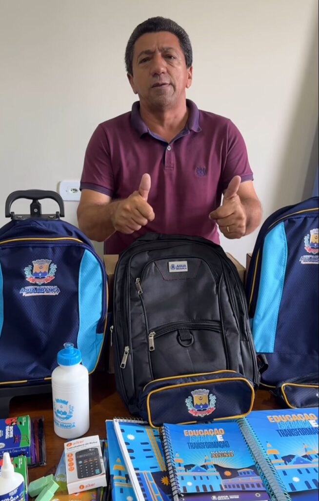 Prefeitura de Água Branca distribui kits escolares para alunos da rede municipal de ensino
