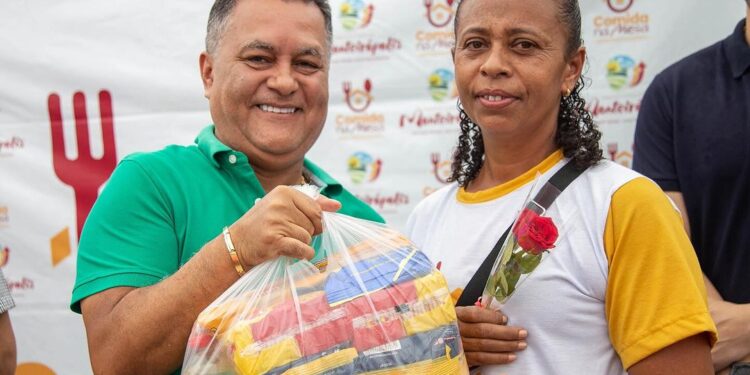 Monteirópolis: prefeitura realiza entrega de cestas básicas do Programa Comida na Mesa de Dia das Mães