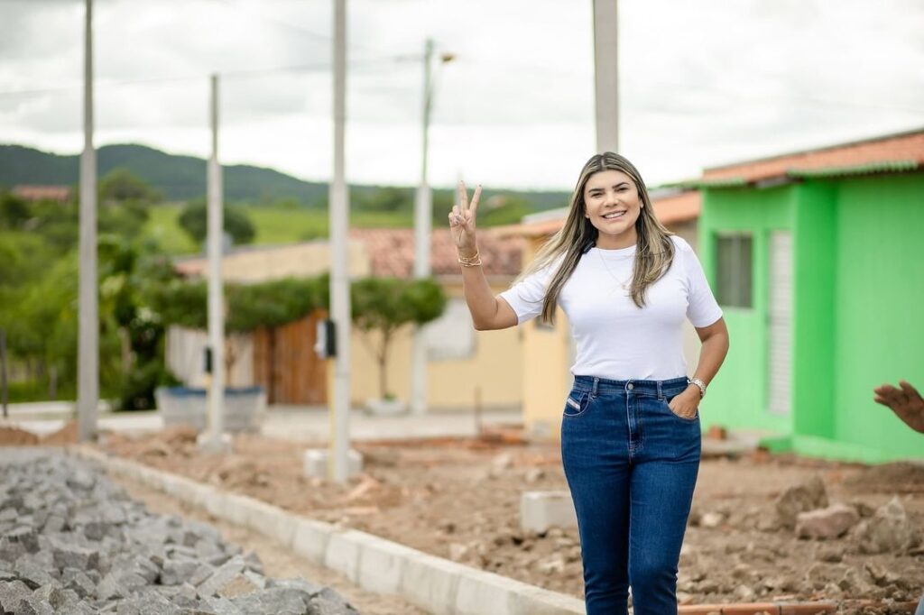 Prefeita de Senador Rui Palmeira acompanha obras no Conjunto Urbano Wanderley