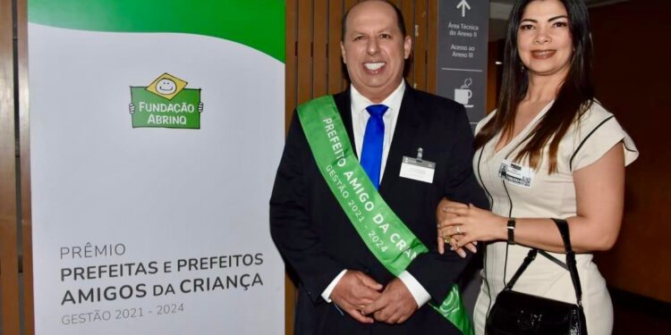 Peu Pereira recebe prêmio nacional de prefeito amigo da criança
