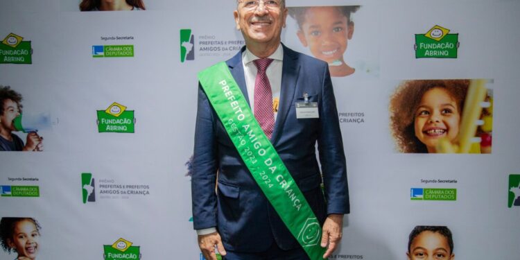 Ronaldo Lopes recebe Prêmio Prefeito Amigo da Criança promovido pela Fundação Abrinq