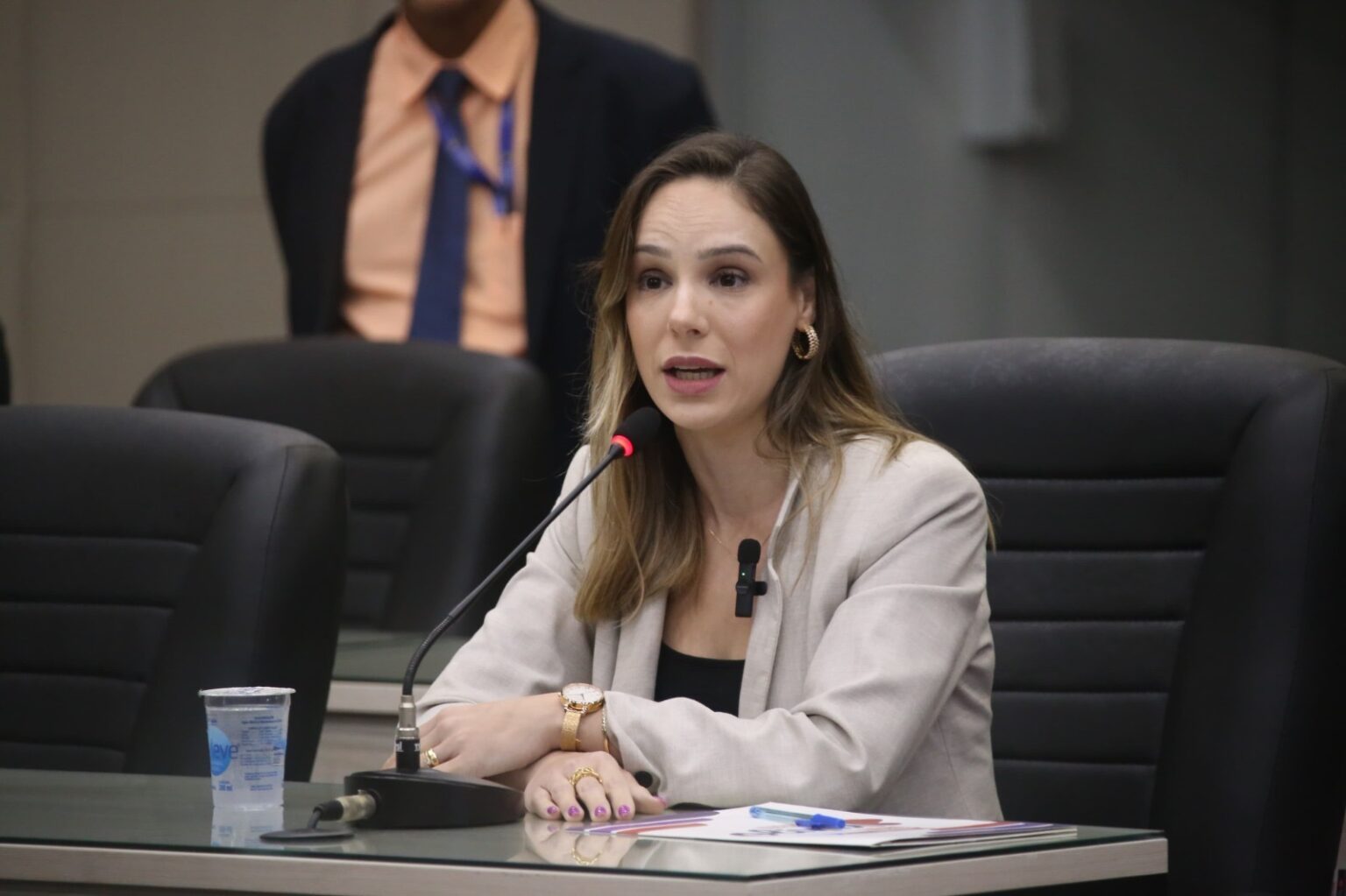 Vereadora Olívia Tenório se posiciona contra título aprovado pela Câmara à senadora Damares Alves