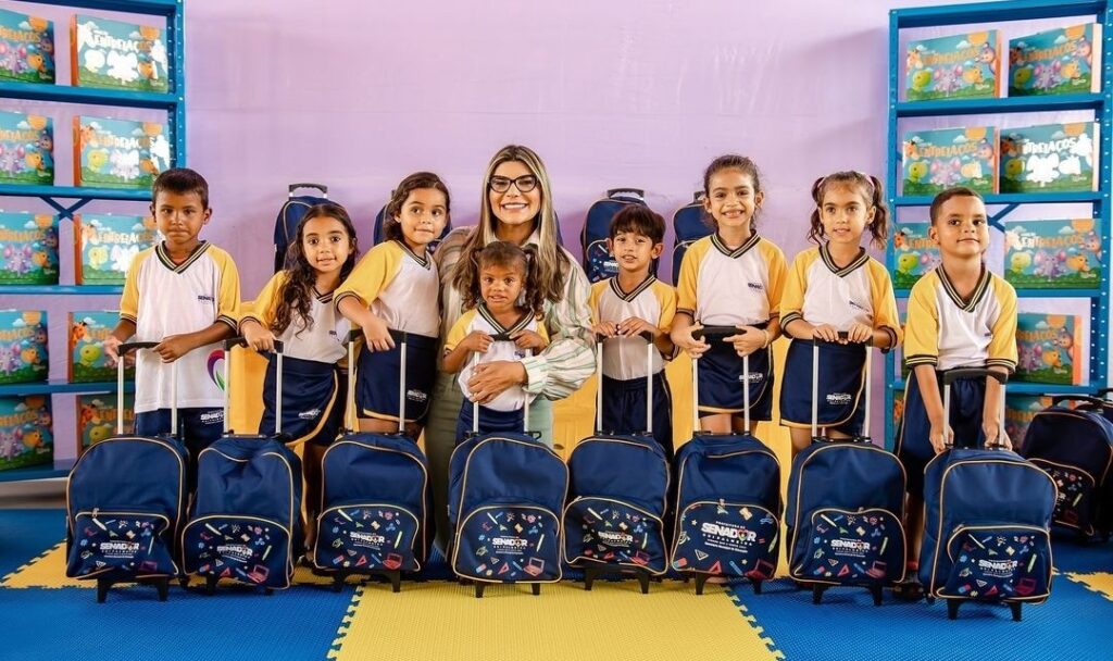 Senador Rui Palmeira: prefeita realiza entrega de novos fardamentos e kits escolares