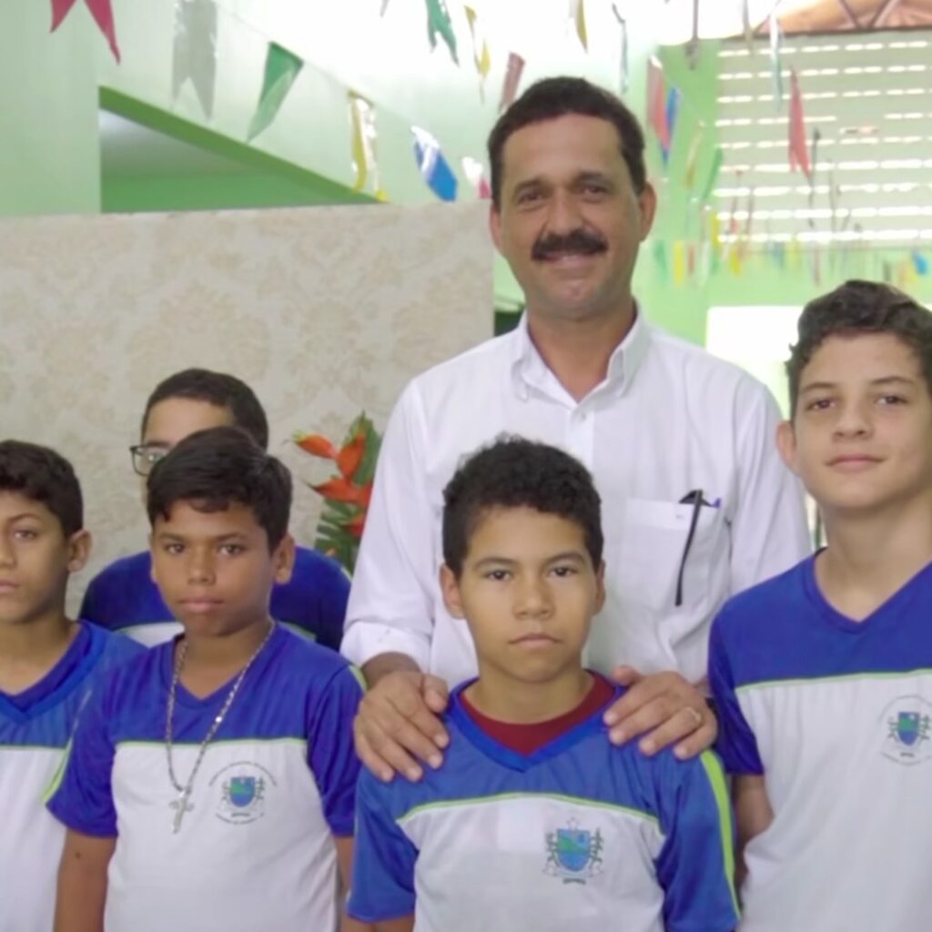 Limoeiro de Anadia: prefeitura entrega novo fardamento e kits escolares na rede municipal de ensino