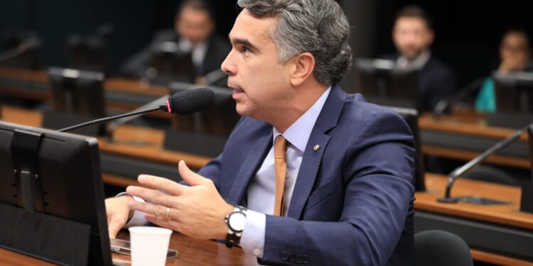 Em Comissão da Educação, Rafael Brito cobra engajamento de parlamentares para solucionar greve nas universidades federais