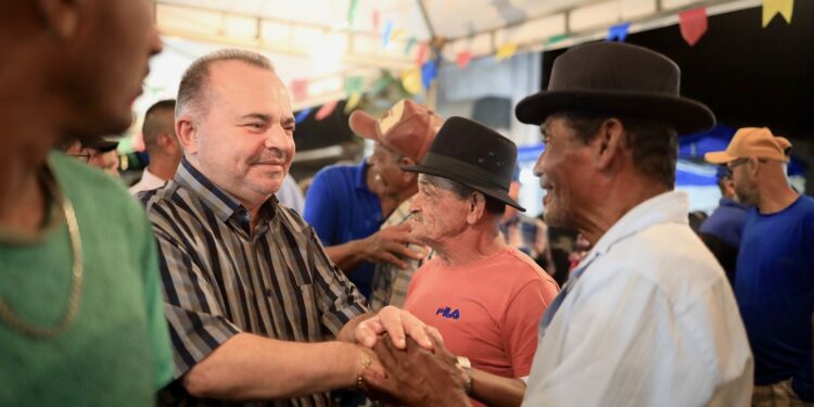 Popularidade em alta: Bastinho Anacleto recebe o apoio do povo de Taquarana durante eventos juninos