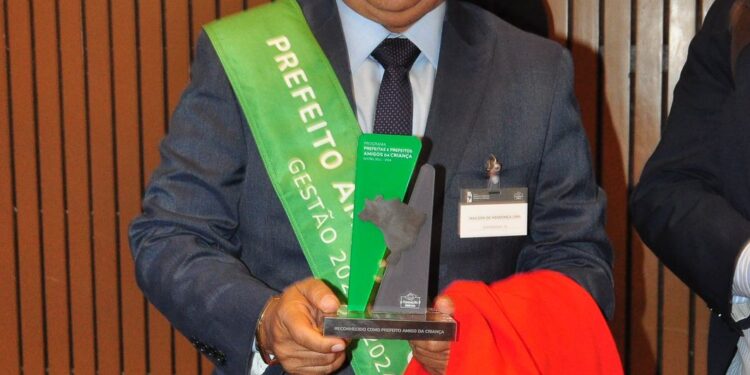 Prefeito de Monteirópolis recebe Prêmio Prefeito Amigo da Criança