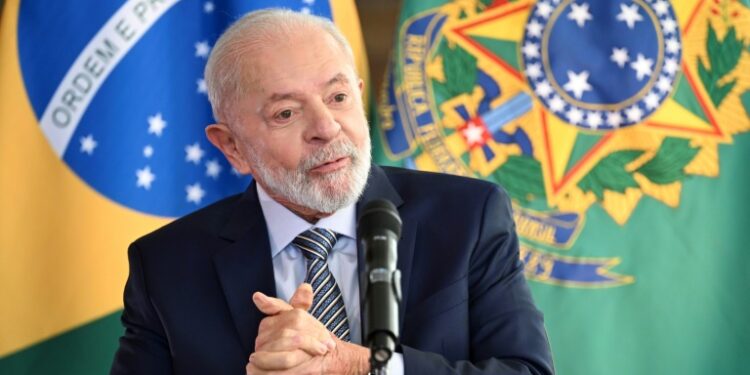 Lula diz que Milei pode falar a bobagem que quiser, mas que deve respeitar o Brasil