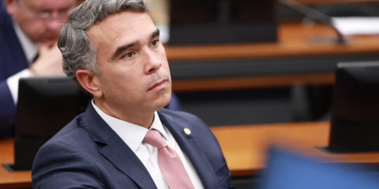 O desafio de Rafael Brito: tornar-se mais conhecido e aproveitar o confronto direto com JHC