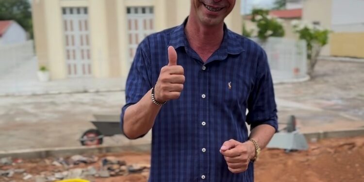 Pariconha: prefeito visita andamento de obra em praça de Caraibeiras