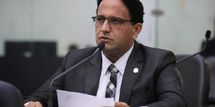 Derrubado o veto do governador ao projeto de lei que proíbe que as escolas exijam que alunos e funcionários participem de festejos religiosos ou de culturas diversas