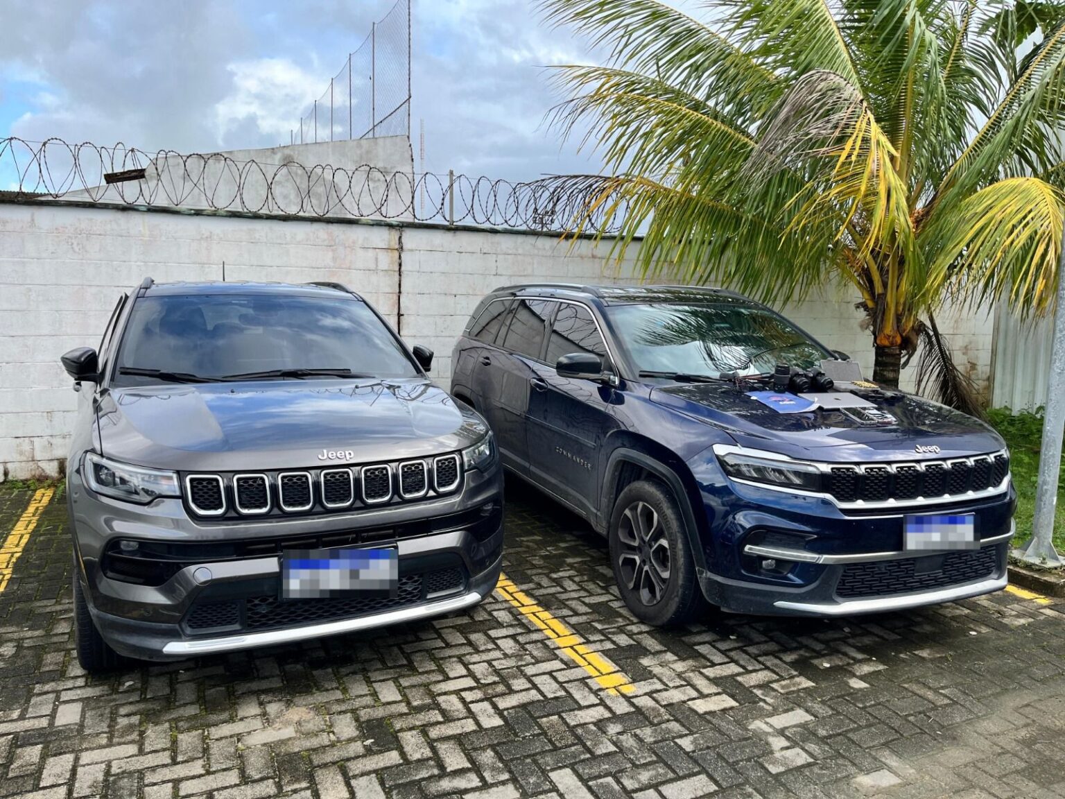 Ex-funcionário acusado de fraude em universidade tem carros de luxo e arma apreendidos