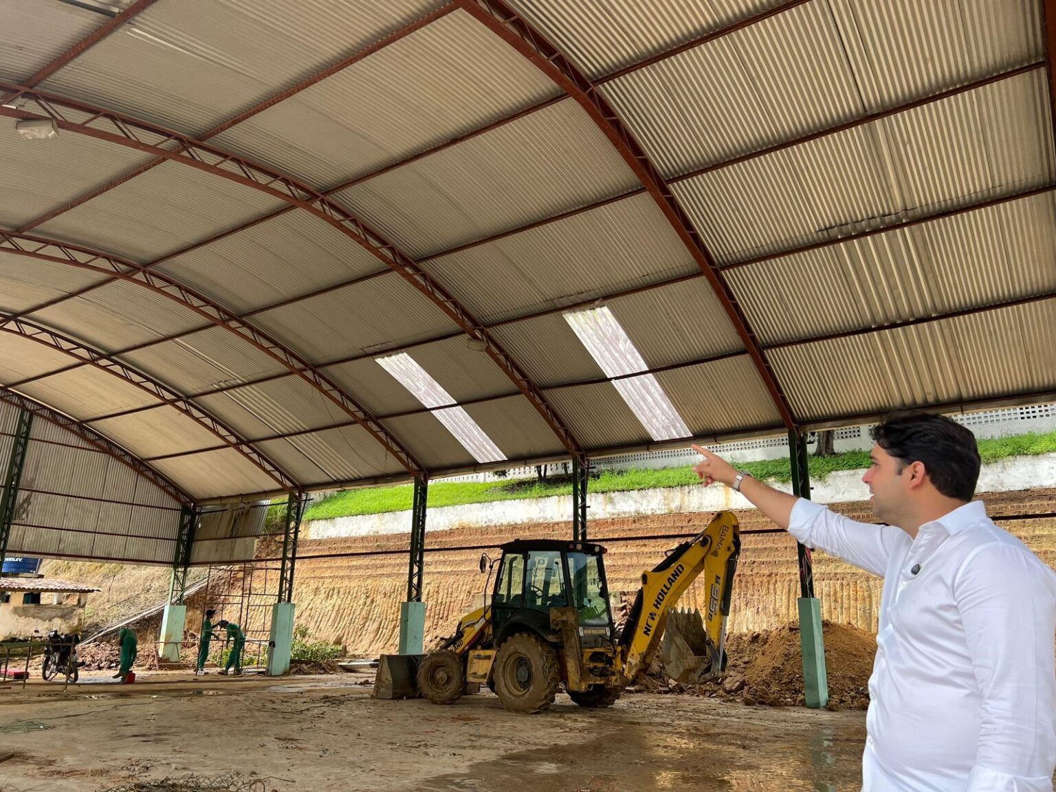 Prefeito de Santana do Mundaú acompanha obras de reforma de Escola e Quadra Reprodução