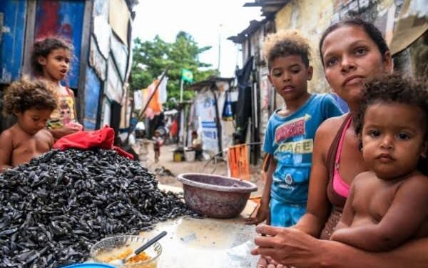 Alagoas foi o estado do Nordeste que mais reduziu a pobreza entre 2021 e 2023