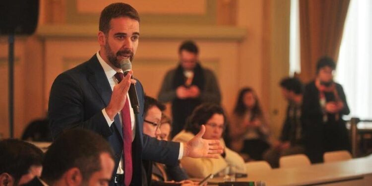 “Nós cansamos de esperar”, diz Leite ao cobrar recursos do governo federal para o RS