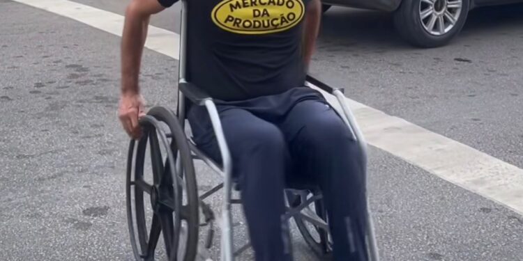 Lobão usa cadeira de rodas para denunciar falta de acessibilidade no Centro de Maceió