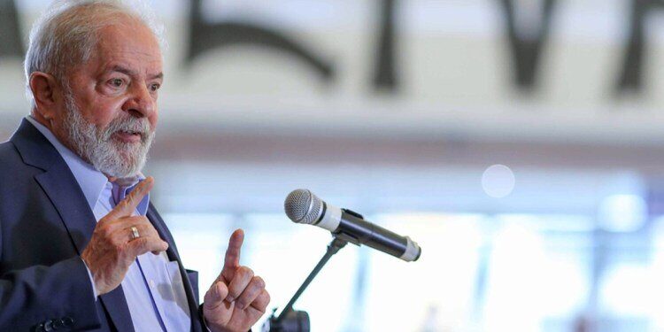 Lula afirma que hoje quem está tomando terra no Brasil são os banqueiros, e não o MST