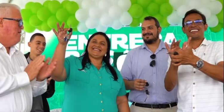 Prefeitura de Messias entrega três novos ônibus escolares para a Secretaria de Educação