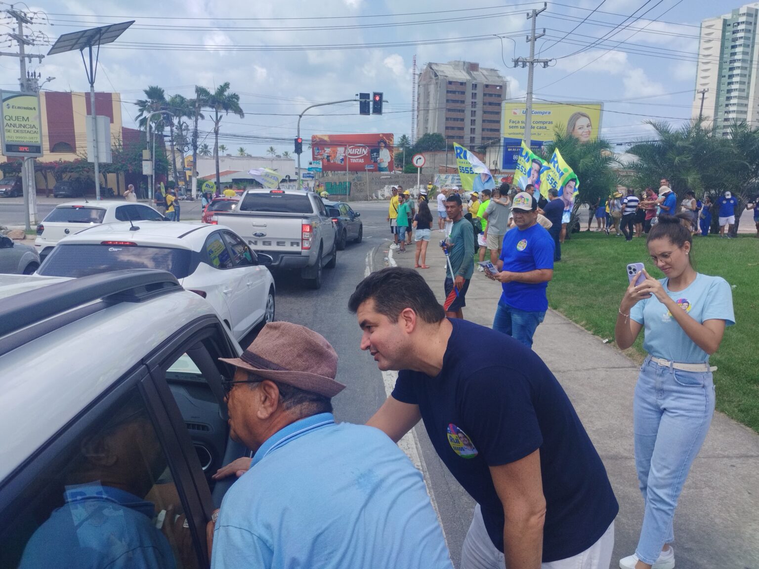 Caminhadas, visitas e panfletagem: candidatura de Rui a vereador conquista apoio por onde passa