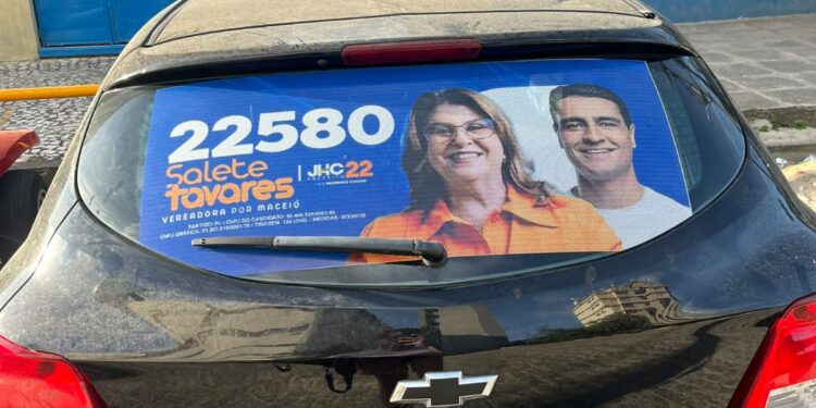 Homem estaciona carro e, ao retornar, encontra o veículo adesivado com o nome e número de candidata a vereadora de Maceió