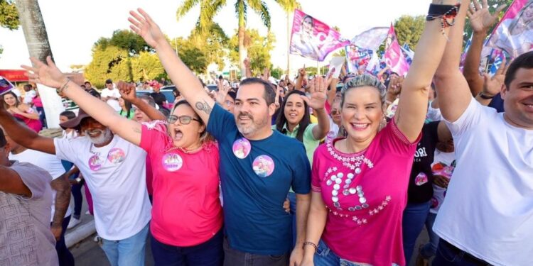 Prefeita de Atalaia e candidata a reeleição, Cecilia Herrmann inicia campanha com caminhada e visita de porta em porta