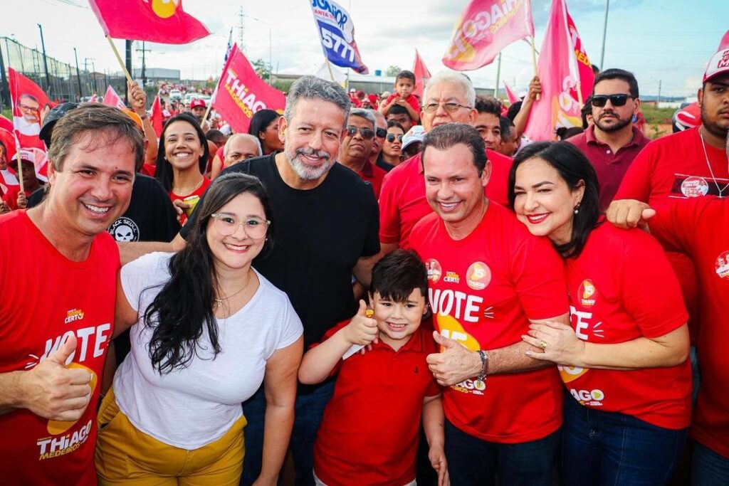 Com apoio de Arthur Lira e do prefeito Adelminho Calheiros, Thiago Medeiros realiza mais uma grande caminhada em Capela