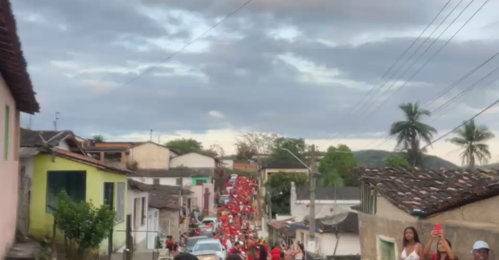 MILHARES DE CAPELENSES! Multidão participa de caminhada e comício do candidato Thiago Medeiros, em Santa Efigênia