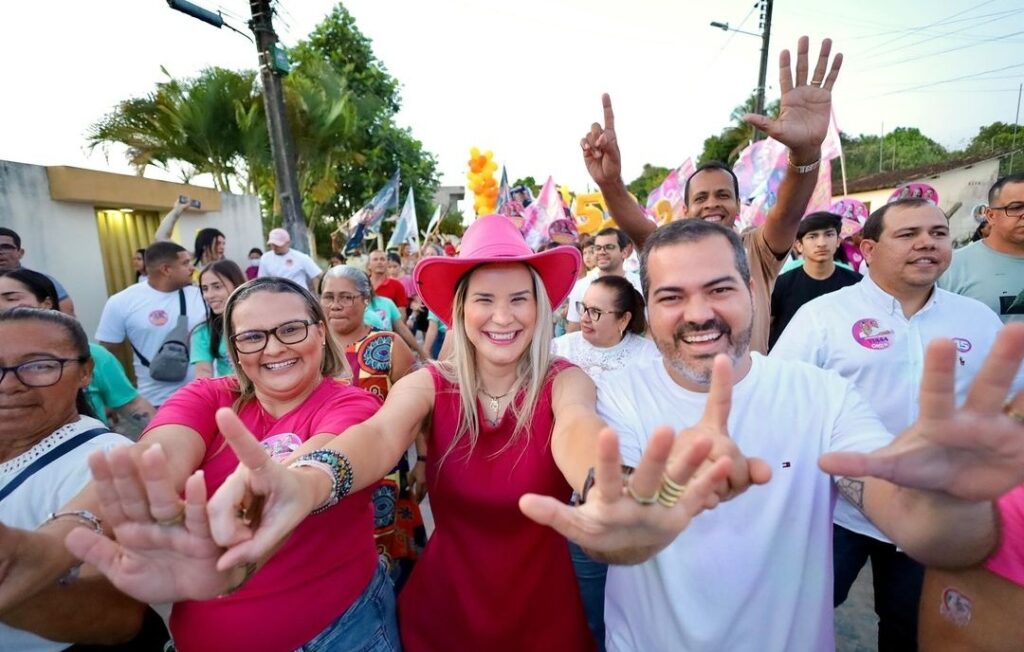 Ao lado do povo, prefeita de Atalaia arrasta eleitores em caminhada pelas ruas da cidade