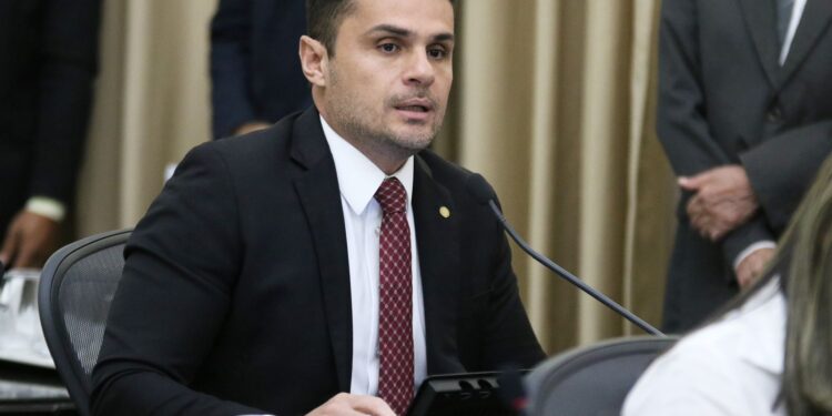 Aprovada lei de Alexandre Ayres que cria campanha de combate a golpes financeiros contra idosos em Alagoas