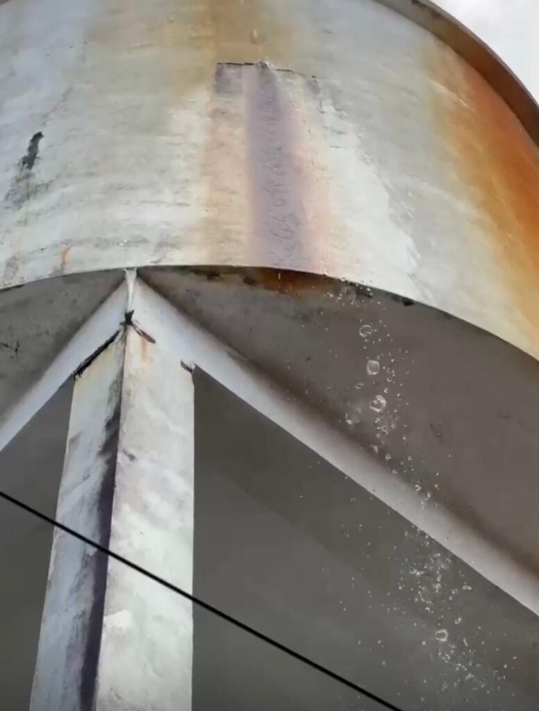 Cabo Bebeto denuncia vazamento em caixa d’água no Feitosa e alerta para perigo à população