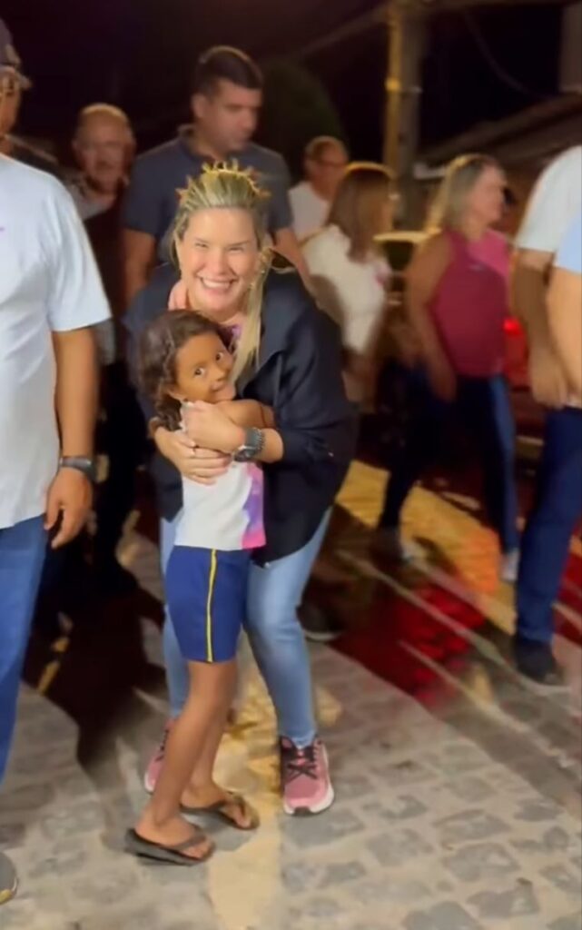 Atalaia: prefeita e candidata a reeleição, Cecília realiza caminhadas e visita de porta em porta