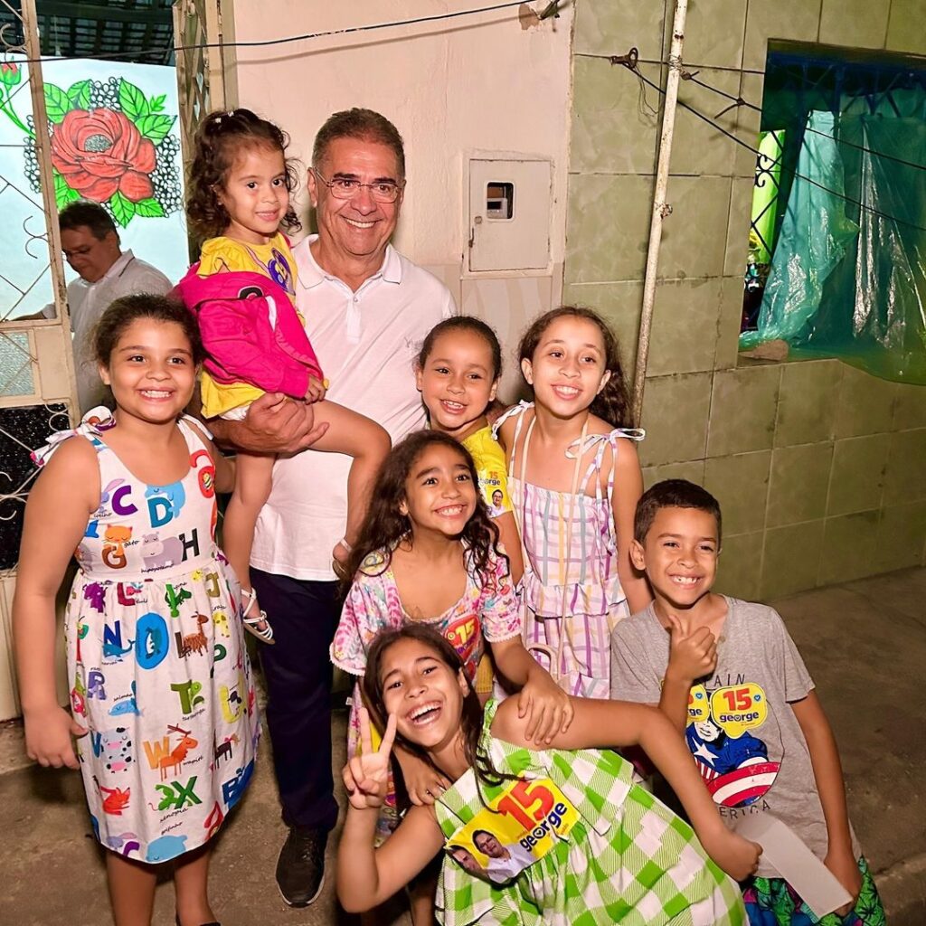 Prefeito de São Miguel dos Campos realiza visitas de porta em porta no bairro Edgar Palmeira
