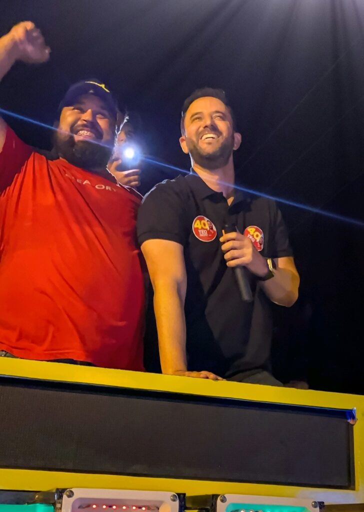 Téo Higino tem colagem de fotos organizada por juventude e atrai centenas de eleitores em Campo Grande