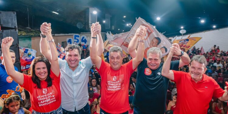 Neno Freitas realiza grande último comício em Branquinha