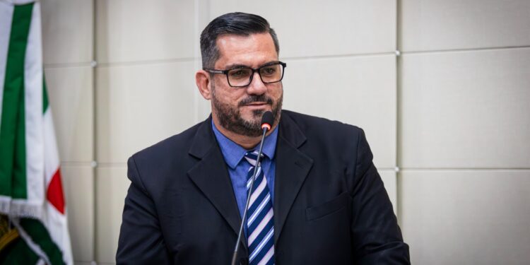 Leonardo Dias critica decisão do STF sobre judicialização de medicamentos e repudia postura do governo Lula