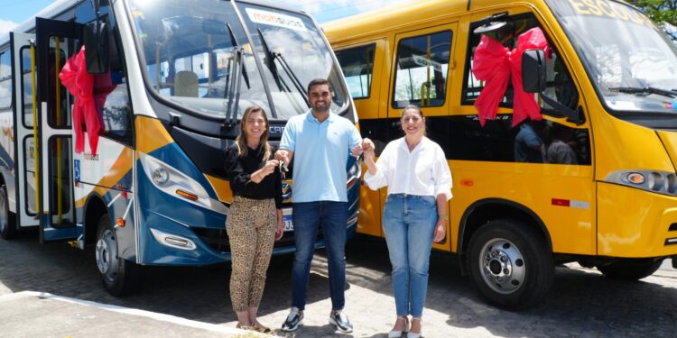 Prefeitura de Piranhas adquire ônibus escolar e veículo para Assistência Social por meio do Novo PAC