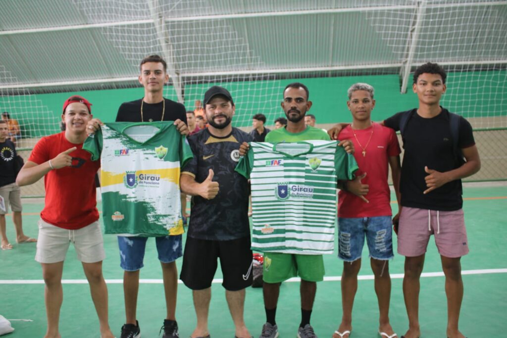 Prefeitura de Girau do Ponciano fortalece o esporte com a entrega de uniformes para 40 equipes